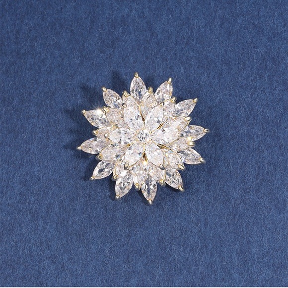 Snowflake Brooch Rotatable Brooch Zircon Snowflake Pin - Picture 8 of 9